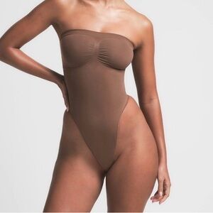 Skims STRAPLESS THONG BODYSUIT jasper XXS